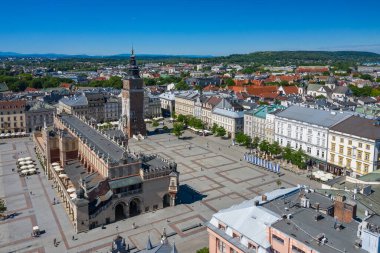 Krakow Eski Şehir Hava Manzarası. Ana Pazar Meydanı (Rynek), eski kumaş salonu (Sukiennice), St. Adalbert Kilisesi veya St. Wojciech Kilisesi. Cracow, Polonya.