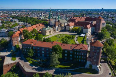 Krakow. Kraliyet Wawel Kalesi ve Gotik Katedrali 'nin havadan görünüşü. Vistula Nehri. Yukarıdan tarihi bir merkez. Cracow, Polonya. 