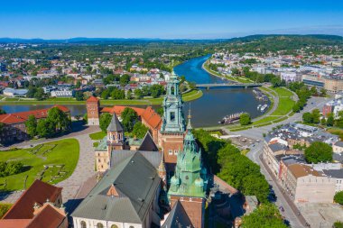 KRAKOW, POLAND - 06 Haziran 2020 Krakow. Kraliyet Wawel Kalesi ve Gotik Katedrali 'nin havadan görünüşü. Vistula Nehri. Yukarıdan tarihi bir merkez. Cracow, Polonya.