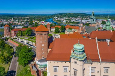 KRAKOW, POLAND - 06 Haziran 2020 Krakow. Kraliyet Wawel Kalesi ve Gotik Katedrali 'nin havadan görünüşü. Vistula Nehri. Yukarıdan tarihi bir merkez. Cracow, Polonya.