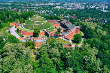 Kosciuszko Tepesi (Kopiec Kosciuszki) Hava Görünümü. Krakow, Polonya. Tadeusz Kosciuszko 'nun anısına 1823 yılında dikildi..