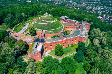 Kosciuszko Tepesi (Kopiec Kosciuszki) Hava Görünümü. Krakow, Polonya. Tadeusz Kosciuszko 'nun anısına 1823 yılında dikildi..