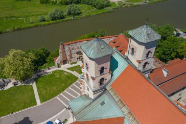 Kracow 'daki Tyniec Manastırı. Benedictine Manastırı 'nın havadan görünüşü. Cracow, Polonya.