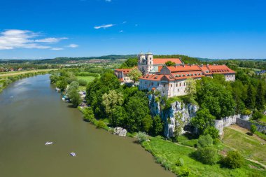 Kracow 'daki Tyniec Manastırı. Benedictine Manastırı 'nın havadan görünüşü. Cracow, Polonya.