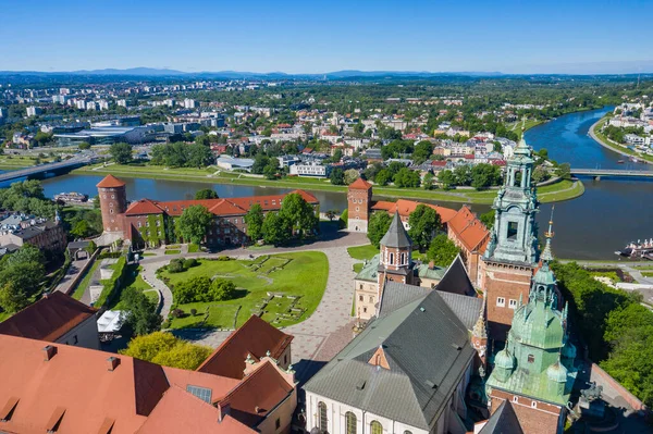 KRAKOW, POLAND - 06 Haziran 2020 Krakow. Kraliyet Wawel Kalesi ve Gotik Katedrali 'nin havadan görünüşü. Vistula Nehri. Yukarıdan tarihi bir merkez. Cracow, Polonya.