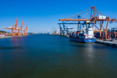 Gdynia Port Aerial Manzarası. Gdynia Limanı 'ndaki Baltık Konteynır Terminali. Pomeranya Voyvoda 'sı, Polonya. 