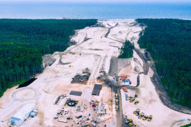 Vistula Spit 'in hava manzarası, gelecekteki kanallar için. Yukarıdan inşaat alanı. Polonya.