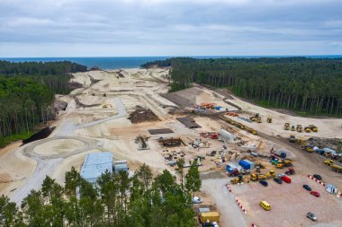 Vistula Spit 'in hava manzarası, gelecekteki kanallar için. Yukarıdan inşaat alanı. Polonya.