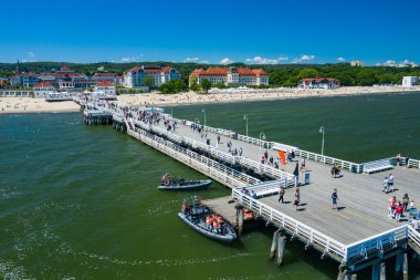 Sopot Havacılık Manzarası. Polonya 'daki Sopot Resort. Marinası ve yatları olan ahşap iskele (molo). Sopot, Polonya 'nın önde gelen turizm merkezlerinden biri.. 