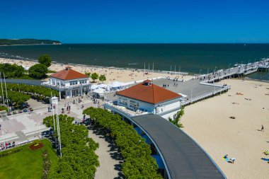 Sopot Sahili Havacılık Manzarası. Polonya 'daki Sopot tatil köyü yukarıdan. Sopot, Polonya 'nın önde gelen turizm merkezlerinden biri.. 