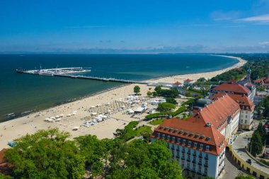 Sopot Havacılık Manzarası. Sopot Resort 'un güzel mimarisi yukarıdan. Ahşap iskele (molo) ve Gdansk Körfezi. Sopot, Polonya 'nın önde gelen turizm merkezlerinden biri.. 