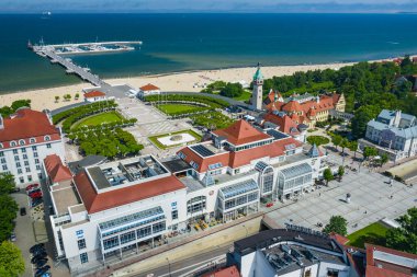 Sopot Havacılık Manzarası. Sopot Resort 'un güzel mimarisi yukarıdan. Ahşap iskele (molo) ve Gdansk Körfezi. Sopot, Polonya 'nın önde gelen turizm merkezlerinden biri.. 