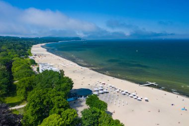 Sopot Sahili Havacılık Manzarası. Polonya 'daki Sopot tatil köyü yukarıdan. Sopot, Polonya 'nın önde gelen turizm merkezlerinden biri.. 