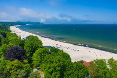 Sopot Sahili Havacılık Manzarası. Polonya 'daki Sopot tatil köyü yukarıdan. Sopot, Polonya 'nın önde gelen turizm merkezlerinden biri.. 
