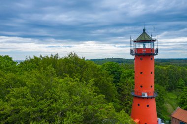 Baltık Denizi 'nin Polonya kıyılarındaki küçük Rozewie köyündeki deniz fenerinin havadan görünüşü. Polonya. Avrupa.