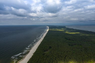 Vistula Split 'in hava görüntüsü. Mierzeja Wislana Peyzaj Parkı. Fotoğraf İHA tarafından yukarıdan çekildi.