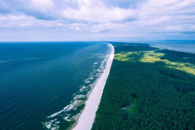 Vistula Split 'in hava görüntüsü. Mierzeja Wislana Peyzaj Parkı. Fotoğraf İHA tarafından yukarıdan çekildi.
