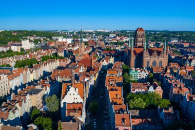 GDANSK, POLAND - 14 Haziran 2020: Gdansk 'taki Eski Şehir' in havadan görünüşü. Tricity, Pomerania, Polonya. 