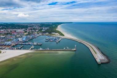Wladyslawowo marinası, liman ve sahil manzaralı. Pomerania, Polonya.