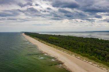 Chalupy Plajı Havacılık Manzarası. Yukarıdaki Penisula 'dan. Baltık Denizi, Pomeranya, Polonya. 