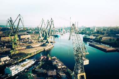 Gdansk Limanı Hava Görüntüsü. Ünlü Gdansk, Pomerania, Polonya tersanesinde turnalar.