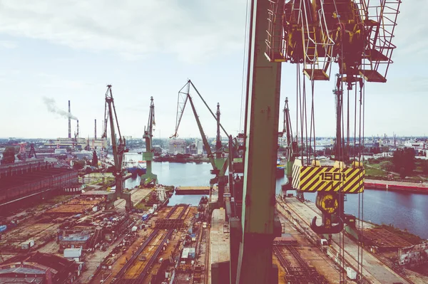 格但斯克港口航空视图 波兰波美拉尼亚格但斯克著名造船厂的起重机 — 图库照片