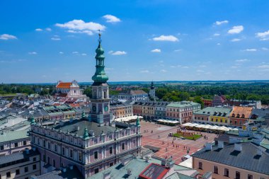 Zamosc, Polonya. Belediye binası olan eski kasaba ve şehir meydanının havadan görüntüsü. Eski şehrin kuş bakışı görüntüsü. Polonya 'daki UNESCO Dünya Mirasları Bölgesi. Lublin Voyvodalığı. Zamosc, Polonya, Avrupa.