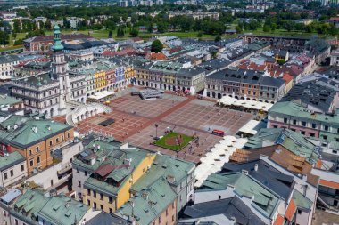 Zamosc, Polonya. Belediye binası olan eski kasaba ve şehir meydanının havadan görüntüsü. Eski şehrin kuş bakışı görüntüsü. Polonya 'daki UNESCO Dünya Mirasları Bölgesi. Lublin Voyvodalığı. Zamosc, Polonya, Avrupa.