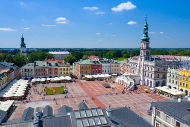 Zamosc, Polonya. Belediye binası olan eski kasaba ve şehir meydanının havadan görüntüsü. Eski şehrin kuş bakışı görüntüsü. Polonya 'daki UNESCO Dünya Mirasları Bölgesi. Lublin Voyvodalığı. Zamosc, Polonya, Avrupa.