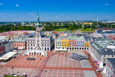 Zamosc, Polonya. Belediye binası olan eski kasaba ve şehir meydanının havadan görüntüsü. Eski şehrin kuş bakışı görüntüsü. Polonya 'daki UNESCO Dünya Mirasları Bölgesi. Lublin Voyvodalığı. Zamosc, Polonya, Avrupa.