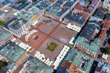 Zamosc, Polonya. Belediye binası olan eski kasaba ve şehir meydanının havadan görüntüsü. Eski şehrin kuş bakışı görüntüsü. Polonya 'daki UNESCO Dünya Mirasları Bölgesi. Lublin Voyvodalığı. Zamosc, Polonya, Avrupa.