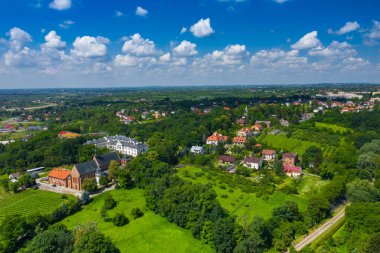 Sandomierz, Polonya. Kasaba kulesi ve gotik katedrali olan eski bir ortaçağ kasabasının havadan görünüşü. 