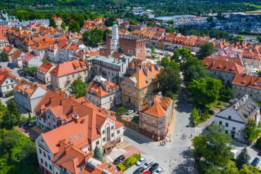 Sandomierz, Polonya. Kasaba kulesi ve gotik katedrali olan eski bir ortaçağ kasabasının havadan görünüşü. 