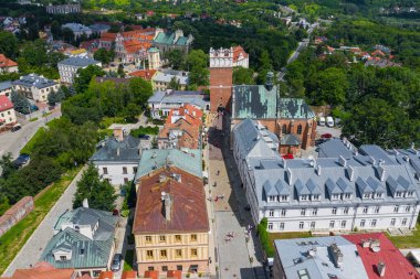 Sandomierz, Polonya. Kasaba kulesi ve gotik katedrali olan eski bir ortaçağ kasabasının havadan görünüşü. 