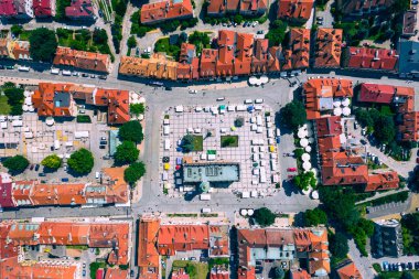 Sandomierz, Polonya. Kasaba kulesi ve gotik katedrali olan eski bir ortaçağ kasabasının havadan görünüşü. 