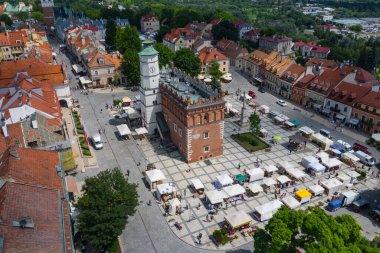 Sandomierz, Polonya. Kasaba kulesi ve gotik katedrali olan eski bir ortaçağ kasabasının havadan görünüşü. 