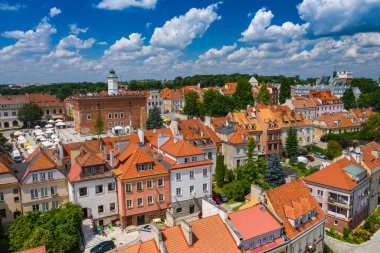 Sandomierz, Polonya. Kasaba kulesi ve gotik katedrali olan eski bir ortaçağ kasabasının havadan görünüşü. 