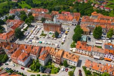 Sandomierz, Polonya. Kasaba kulesi ve gotik katedrali olan eski bir ortaçağ kasabasının havadan görünüşü. 