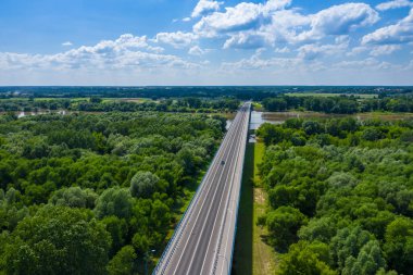 Polonya, Kamien 'deki Vistula Nehri üzerindeki köprü. Polonya 'nın en uzun nehri olan Vistula Nehri' nin havadan görünüşü. 