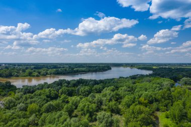 Polonya 'daki Vistula Nehri. Polonya 'nın en uzun nehri olan Vistula Nehri' nin havadan görünüşü. 