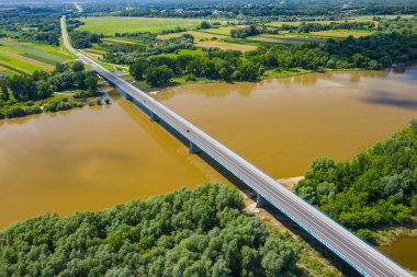 Polonya, Annopol 'deki Vistula Nehri üzerindeki köprü. Polonya 'nın en uzun nehri olan Vistula Nehri' nin havadan görünüşü. 