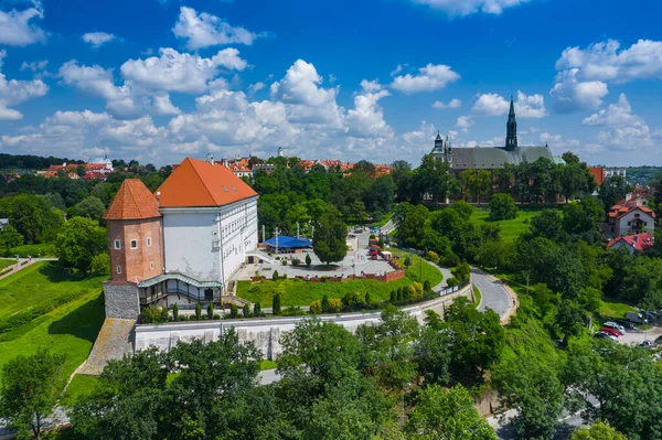 ポーランドのサンドミエルツ 正面に中世ゴシック様式の城の空中ビュー 町役場の塔 ゴシック様式の大聖堂と旧市街 背景にヴィスワ川 — ストック写真