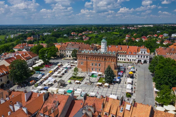 ポーランドのサンドミエルツ 中世の旧市街の空中写真市庁舎塔 ゴシック様式の大聖堂 — ストック写真