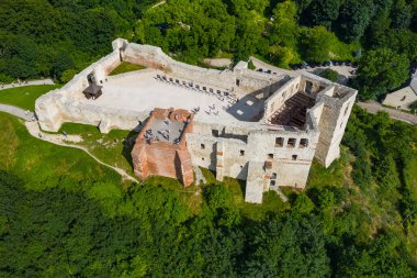 Kazimierz Dolny, Polonya. Polonya 'da popüler bir turizm merkezi olan Kazimierz Dolny' deki Kale 'nin havadan görünüşü. Kuş bakışı görünüm.