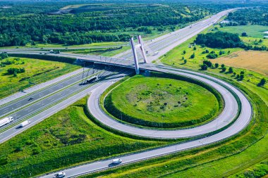 Otoyol Havacılık Manzarası. Üstgeçit ve köprü. Yukarıdan. Gliwice, Silesia, Polonya. Ulaşım kuşu bakışı.