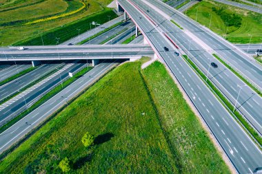 Otoyol Havacılık Manzarası. Üstgeçit ve köprü. Yukarıdan. Gliwice, Silesia, Polonya. Ulaşım kuşu bakışı.