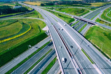 Otoyol Havacılık Manzarası. Üstgeçit ve köprü. Yukarıdan. Gliwice, Silesia, Polonya. Ulaşım kuşu bakışı.