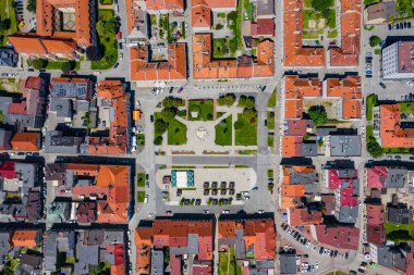 Wodzislaw Slaski. Polonya. Wodzislaw Slaski 'nin ana meydanı ve şehir merkezinin havadan görüntüsü. Yukarı Silezya. Polonya.