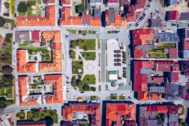 Wodzislaw Slaski. Polonya. Wodzislaw Slaski 'nin ana meydanı ve şehir merkezinin havadan görüntüsü. Yukarı Silezya. Polonya.