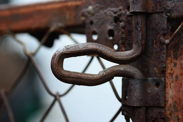 Zbliżenie Stare Zardzewiałe Metalowe Drzwi Śruba Naturalnego Tła — Zdjęcie stockowe